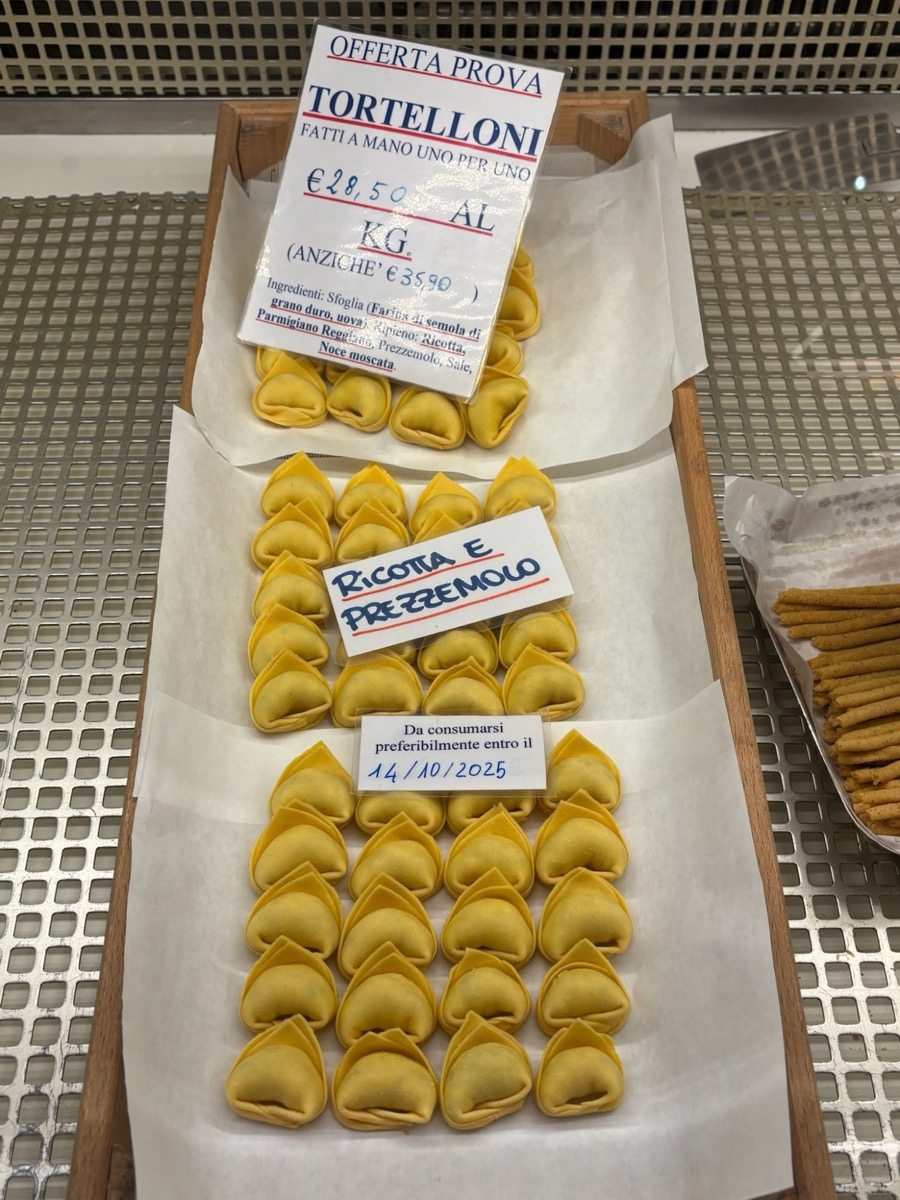 Tortelloni di ricotta e prezzemolo in a Bologna shop window